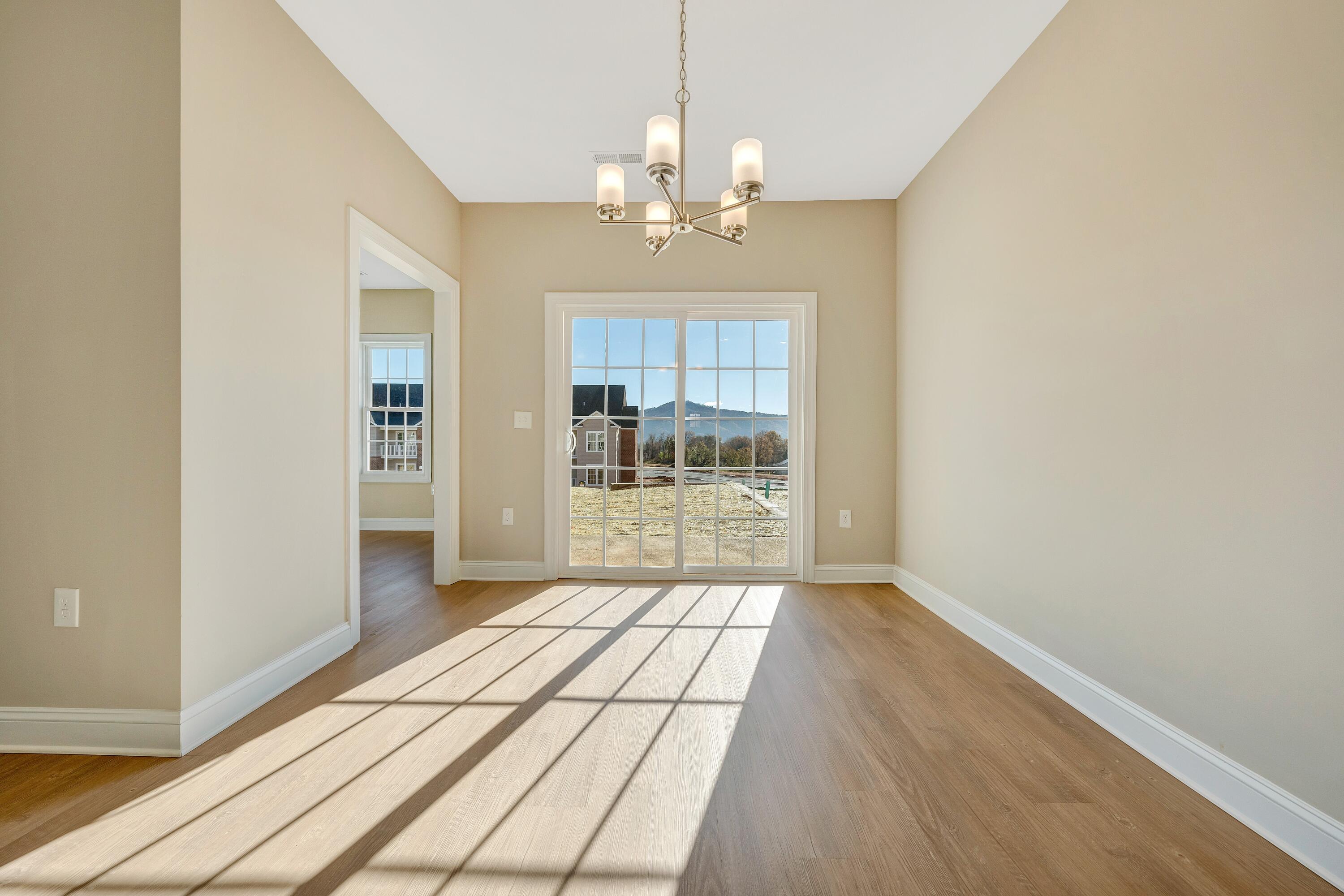 5679 Huntridge Road Roanoke, VA 24012 - Photo 5 of 14 6. Dining