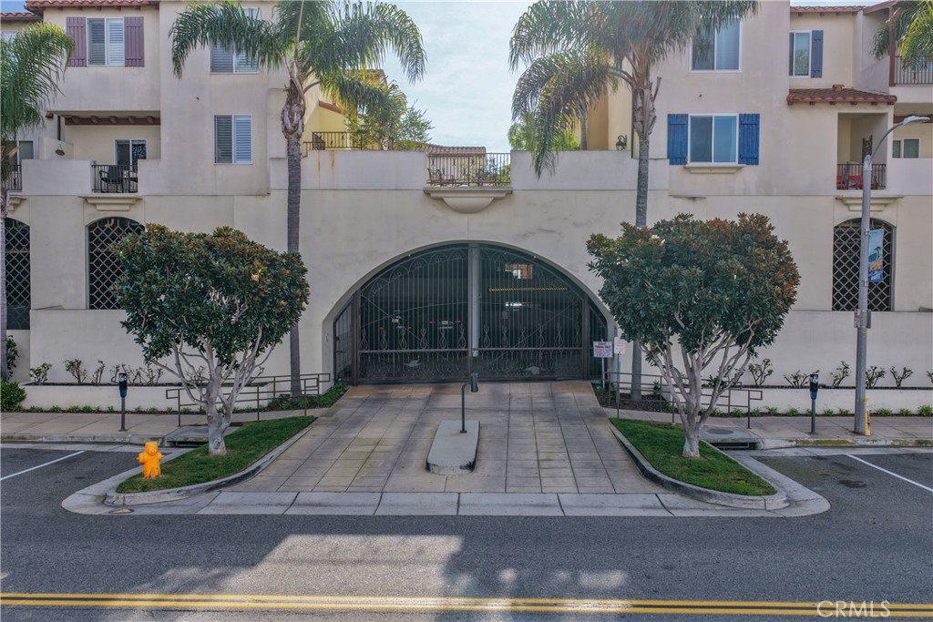308 5th Street Huntington Beach, CA 92648 - Photo 10 of 41 a view of a yard and front of house