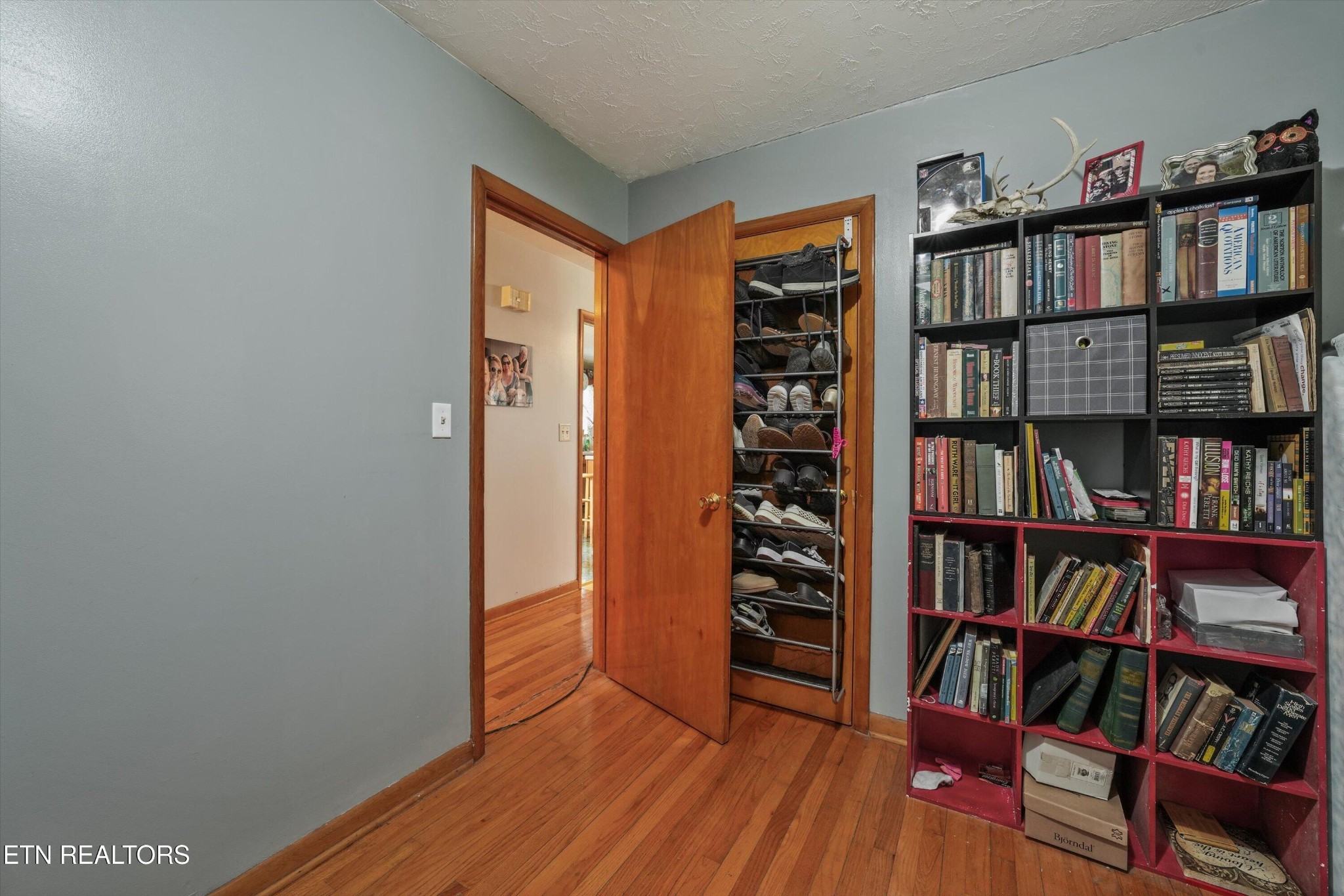 960 Talbott-Kansas Road Talbott, TN 37877 - Photo 18 of 43 a view of a book shelf with lots of books