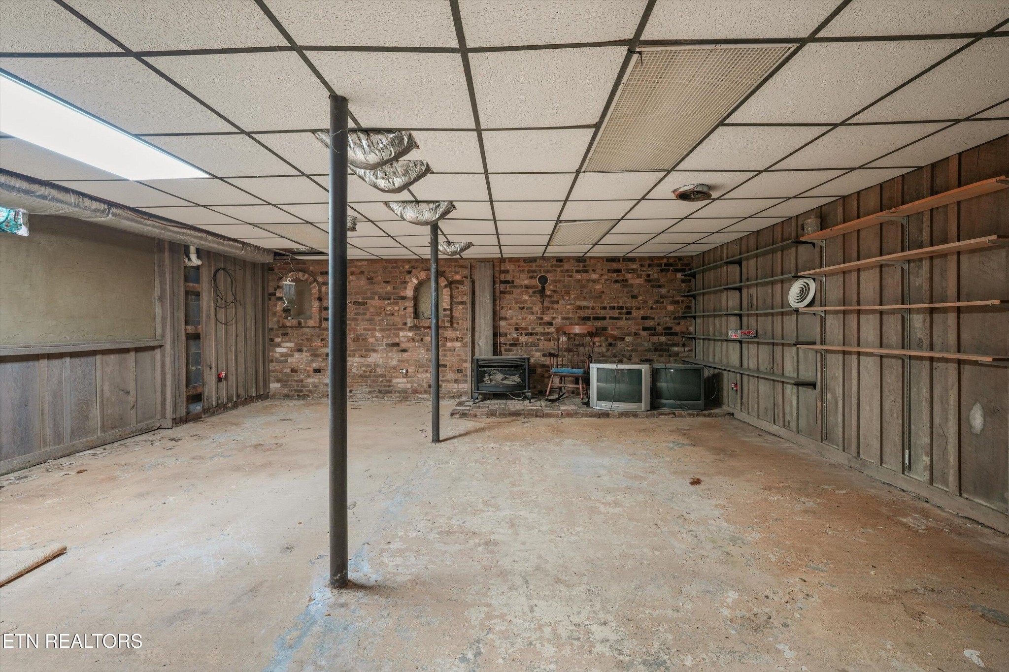 960 Talbott-Kansas Road Talbott, TN 37877 - Photo 23 of 43 a view of a garage room