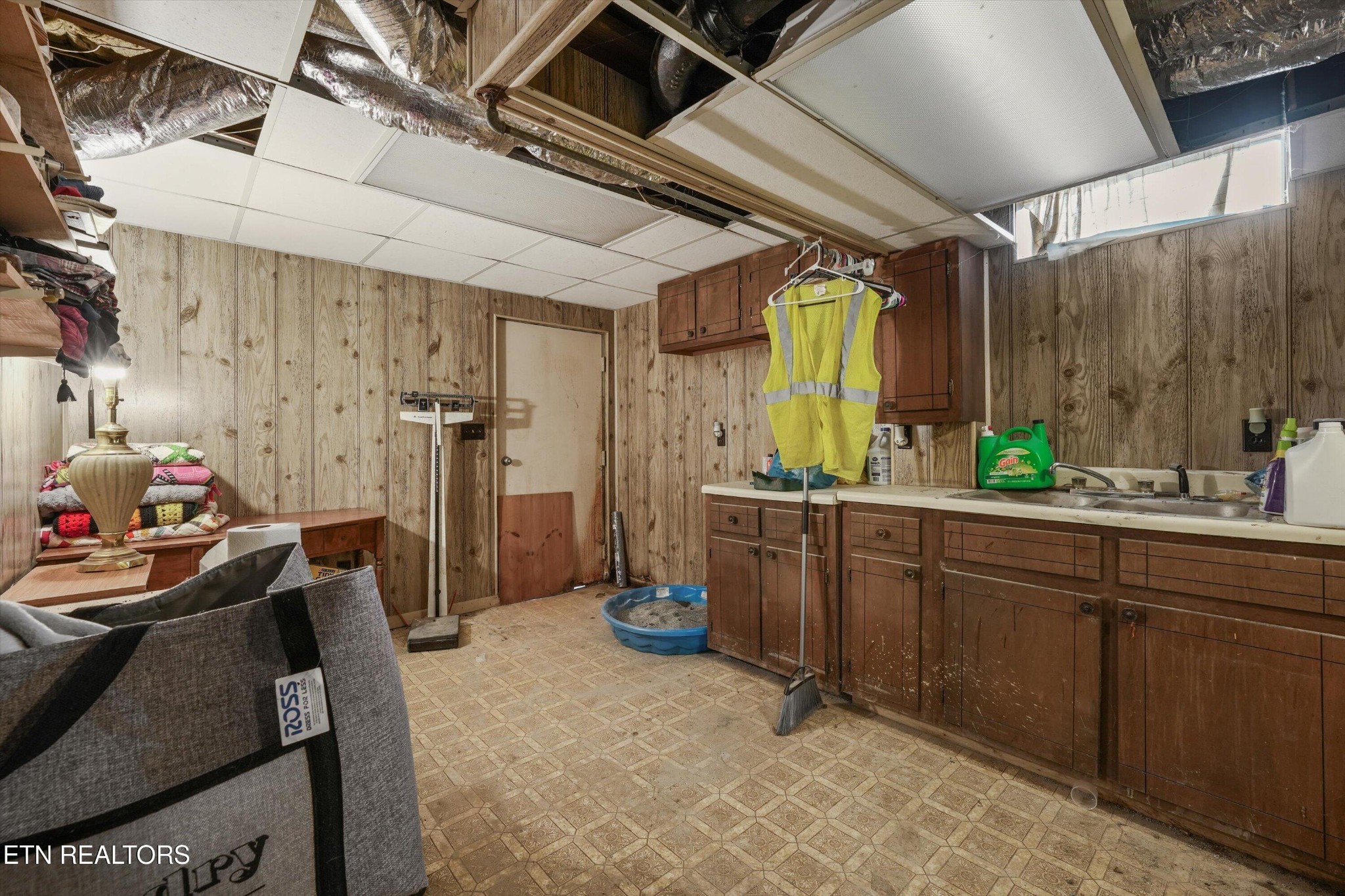 960 Talbott-Kansas Road Talbott, TN 37877 - Photo 27 of 43 a bathroom with a sink mirror and a shower