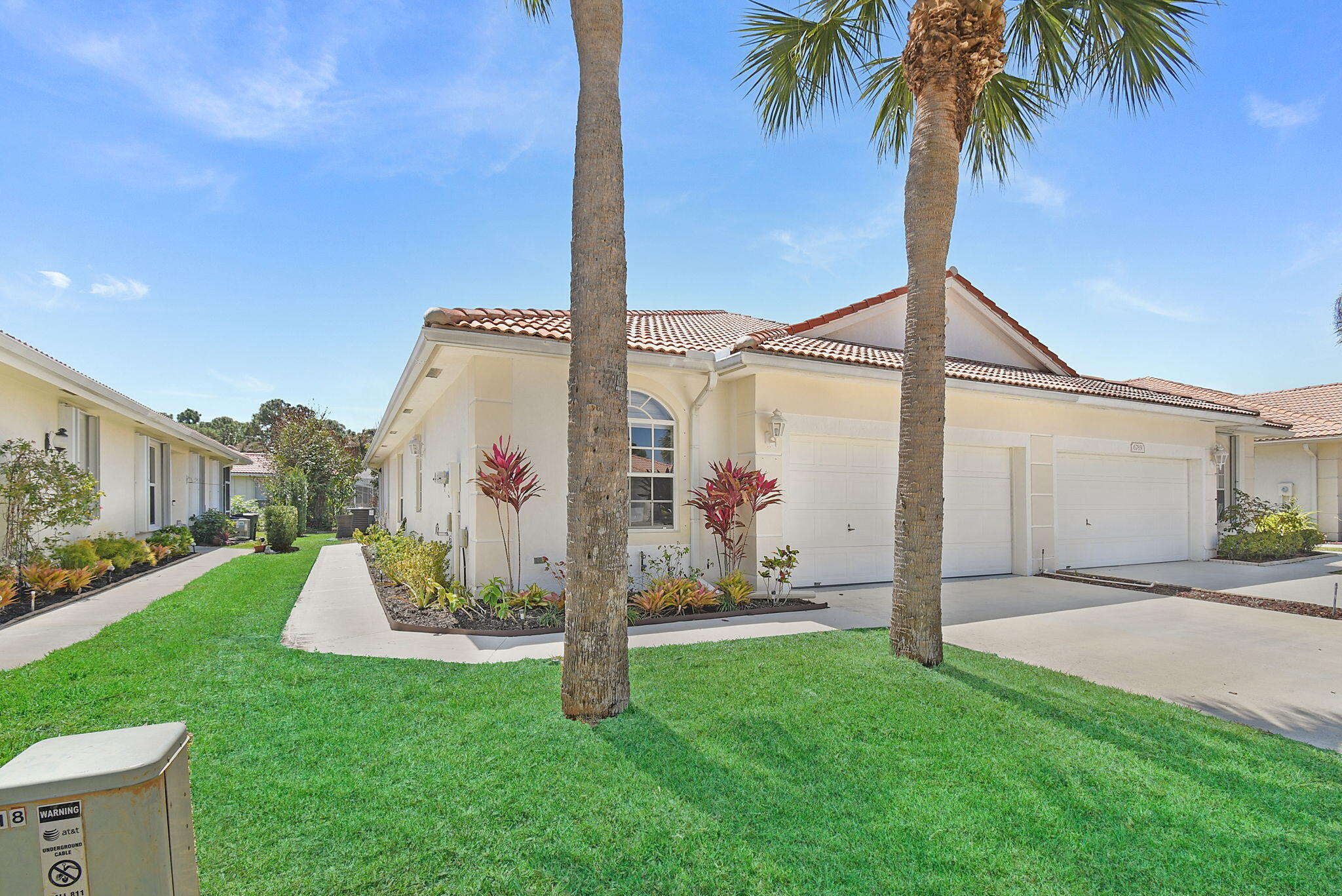 6785 Southeast Warwick Lane Stuart, FL 34997 - Photo 2 of 62 SIDE ENTRANCE WALKWAY