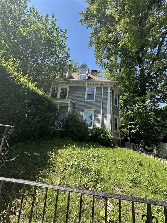 a view of a house with backyard and garden