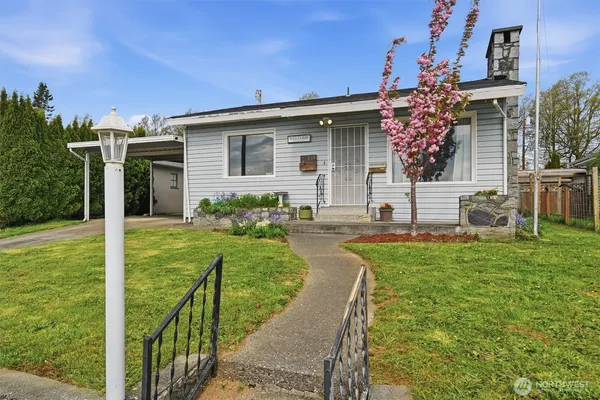 a view of a house with backyard