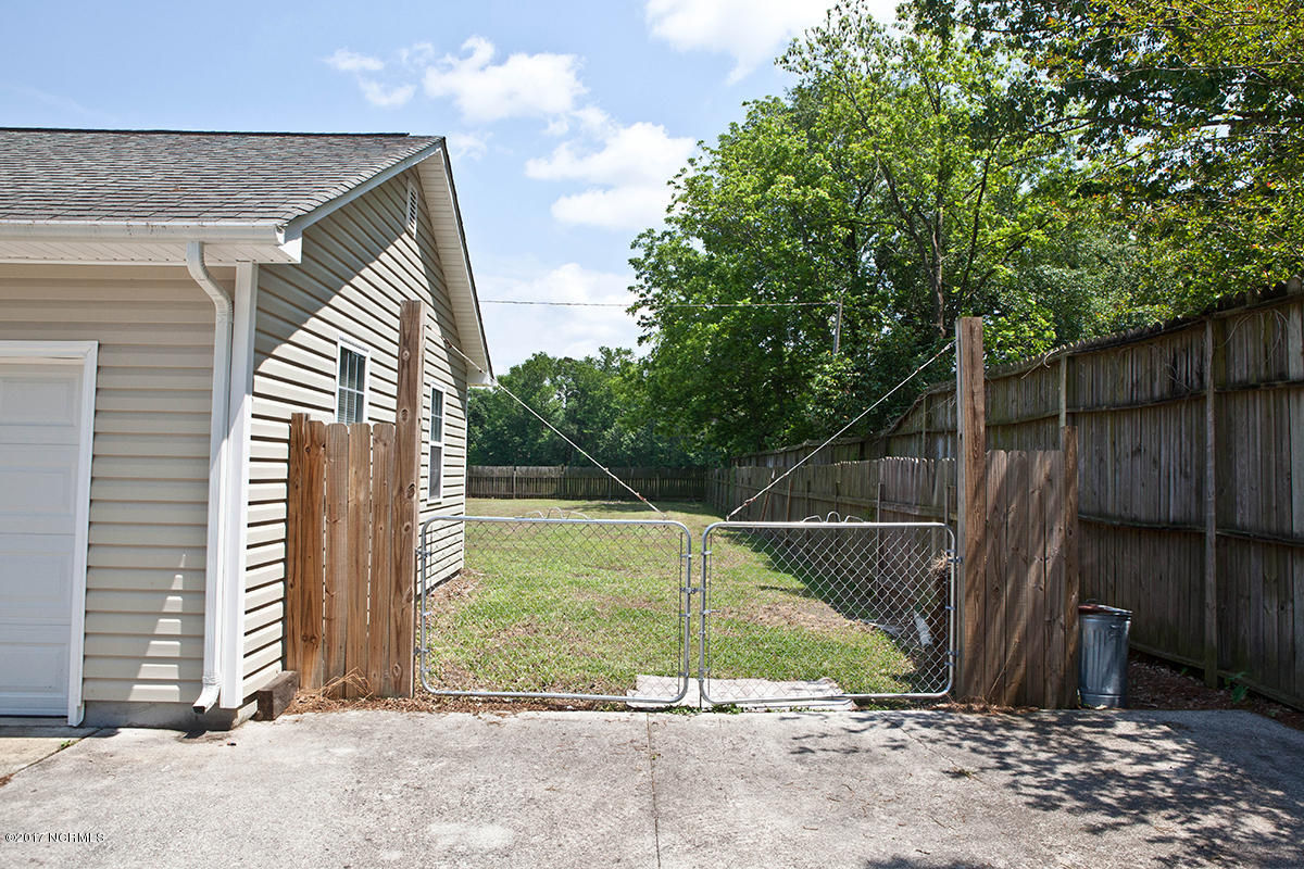 237 Coston Road Richlands, NC 28574 - Photo 3 of 20 237 Coston fence gate