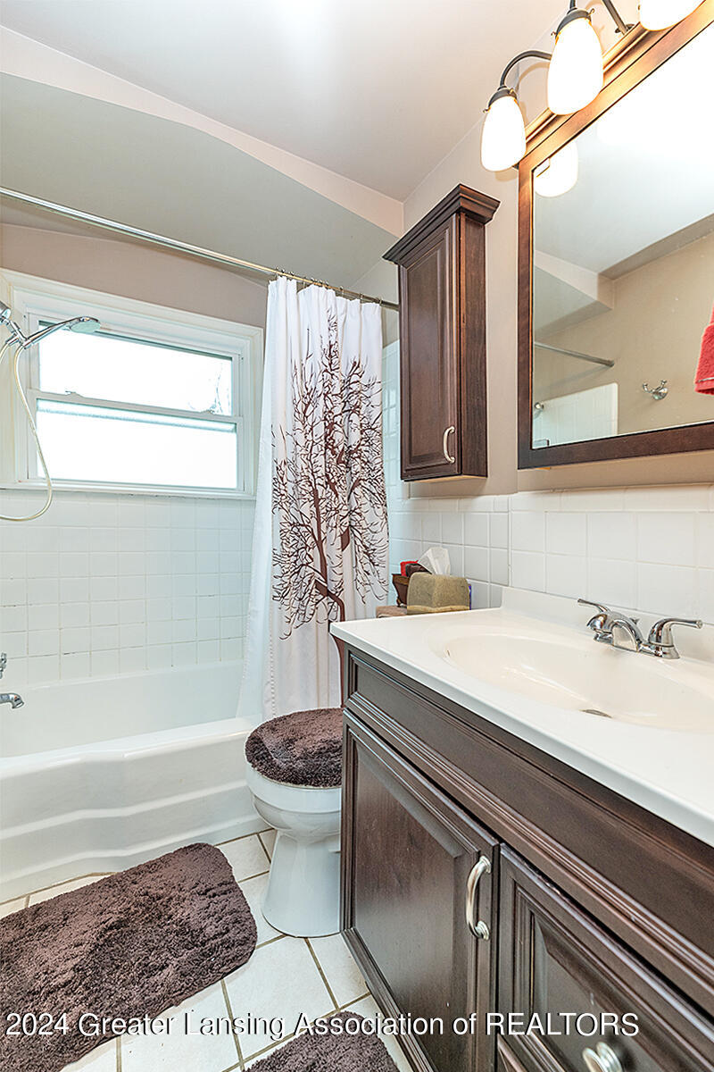 2608 Arlington Road Lansing, MI 48906 - Photo 12 of 28 12 (1)