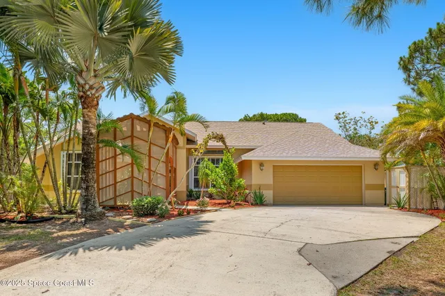 a view of a house with a big yard