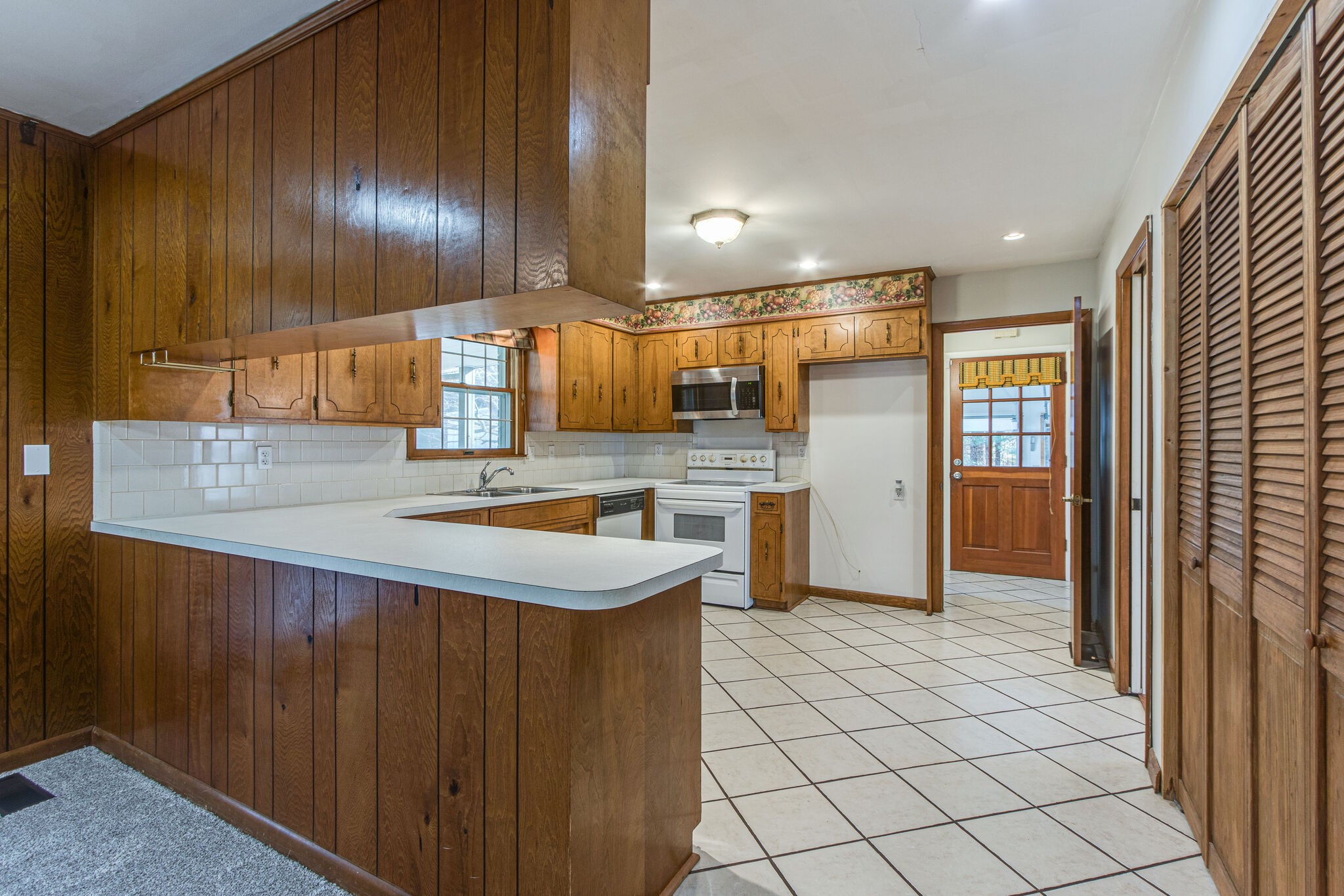 3083 Hickerson Road Manchester, TN 37355 - Photo 14 of 34 a kitchen with stainless steel appliances granite countertop a sink and cabinets