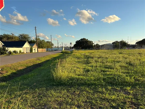 $99,995 | 302 West Fannin Street, Refugio, TX 78377
