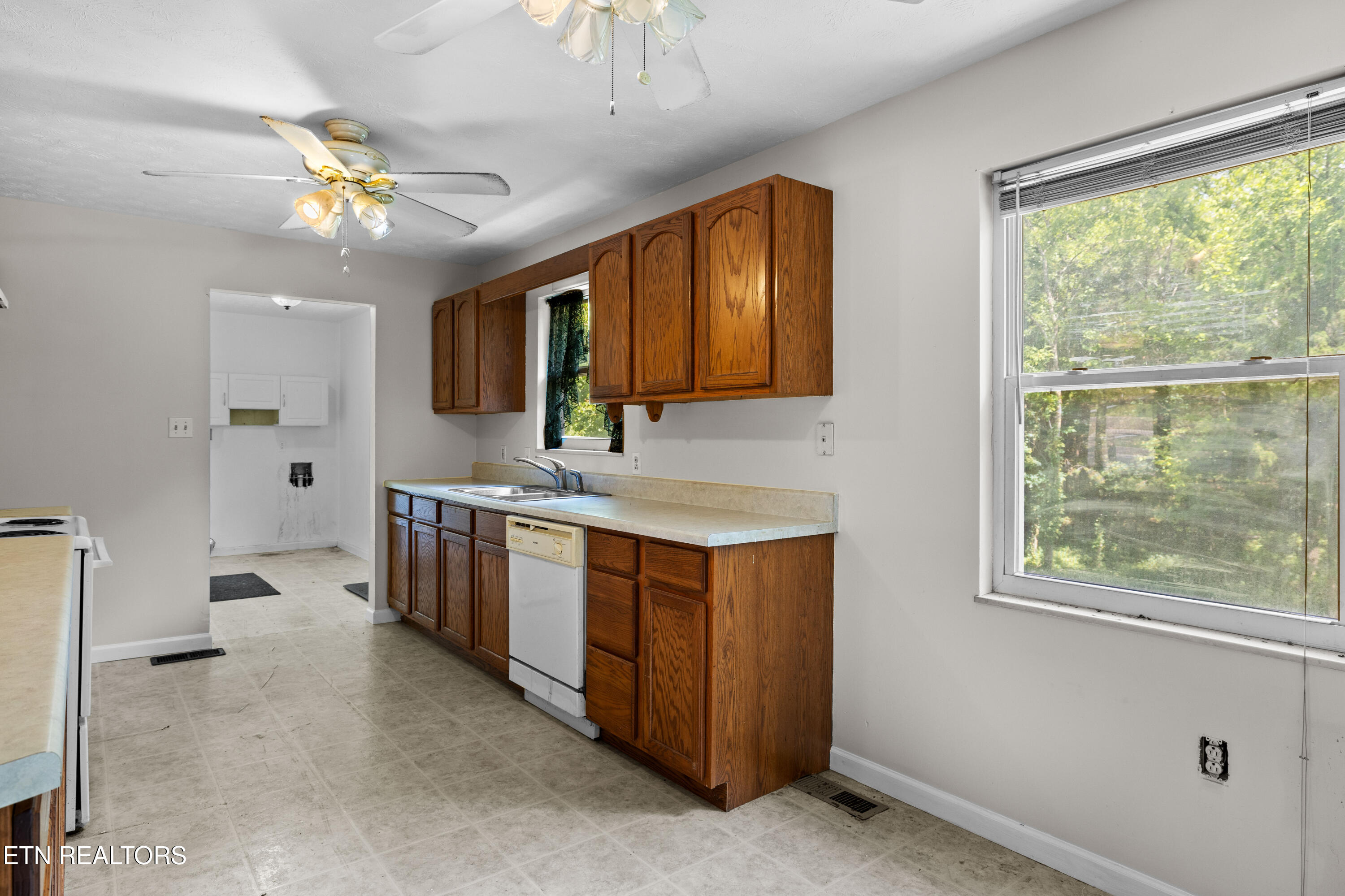 2320 Midway Road Kodak, TN 37764 - Photo 5 of 24 2320Midwayrd-4