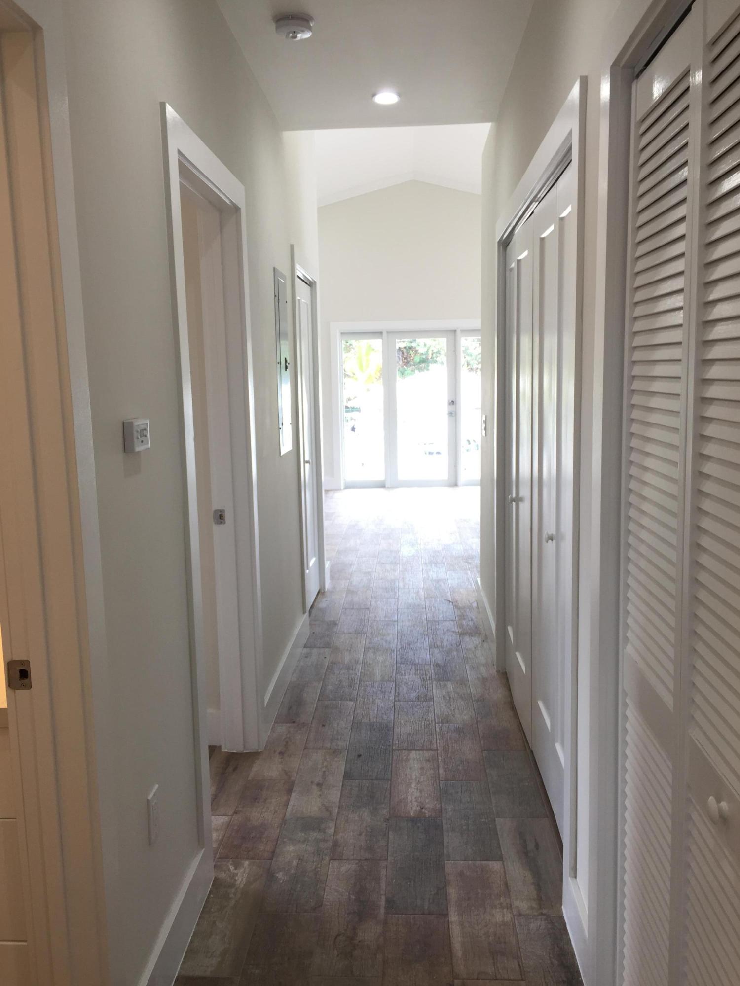 5 North End Road Key Largo, FL 33037 - Photo 21 of 33 Hallway