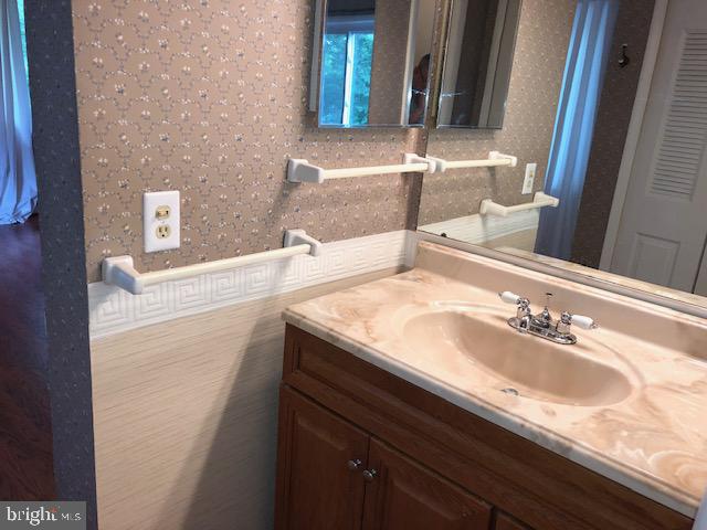 21 Thrush Road Sterling, VA 20164 - Photo 12 of 14 MASTER BATH ROOM