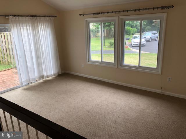 21 Thrush Road Sterling, VA 20164 - Photo 3 of 14 LIVING ROOM
