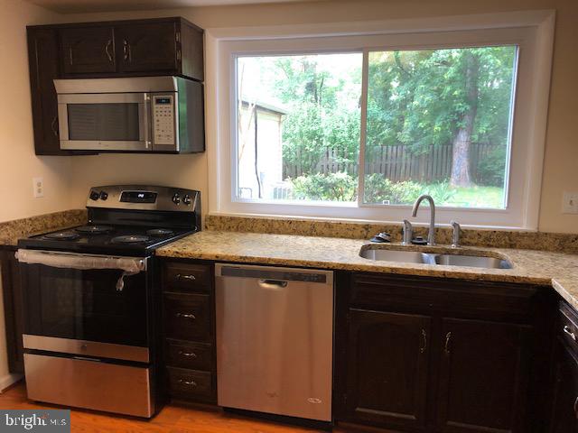 21 Thrush Road Sterling, VA 20164 - Photo 6 of 14 KITCHEN