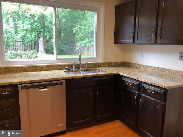 21 Thrush Road Sterling, VA 20164 - Photo 7 of 14 KITCHEN