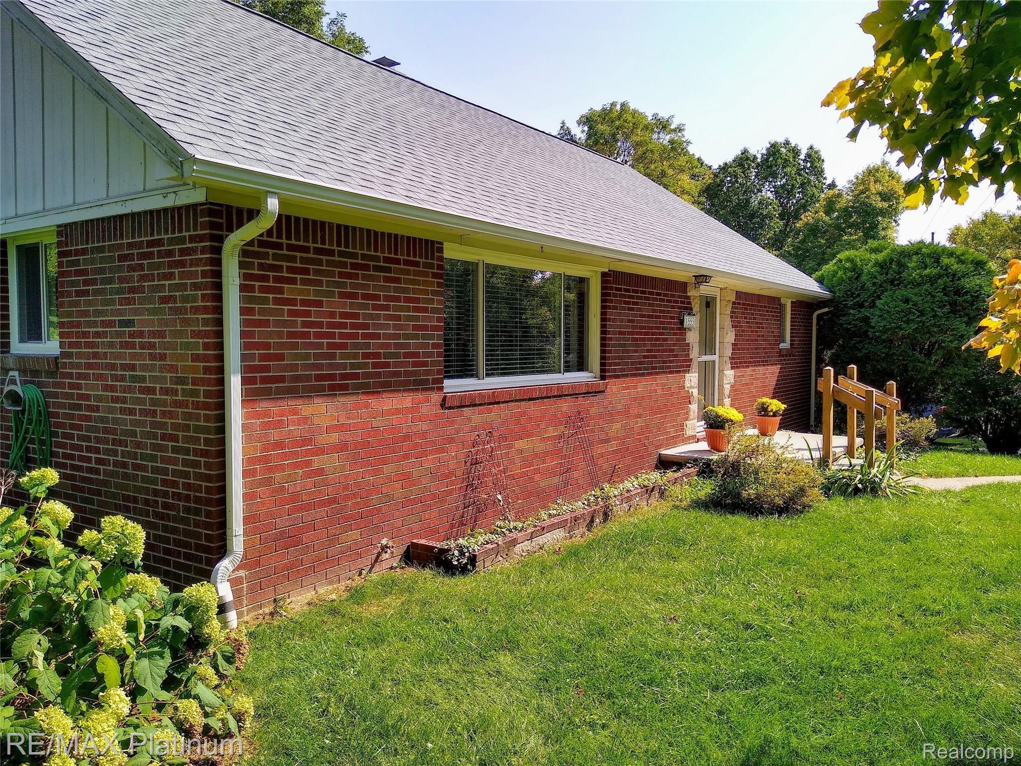 1555 Chilson Road Howell, MI 48843 - Photo 45 of 47 Nice brick home