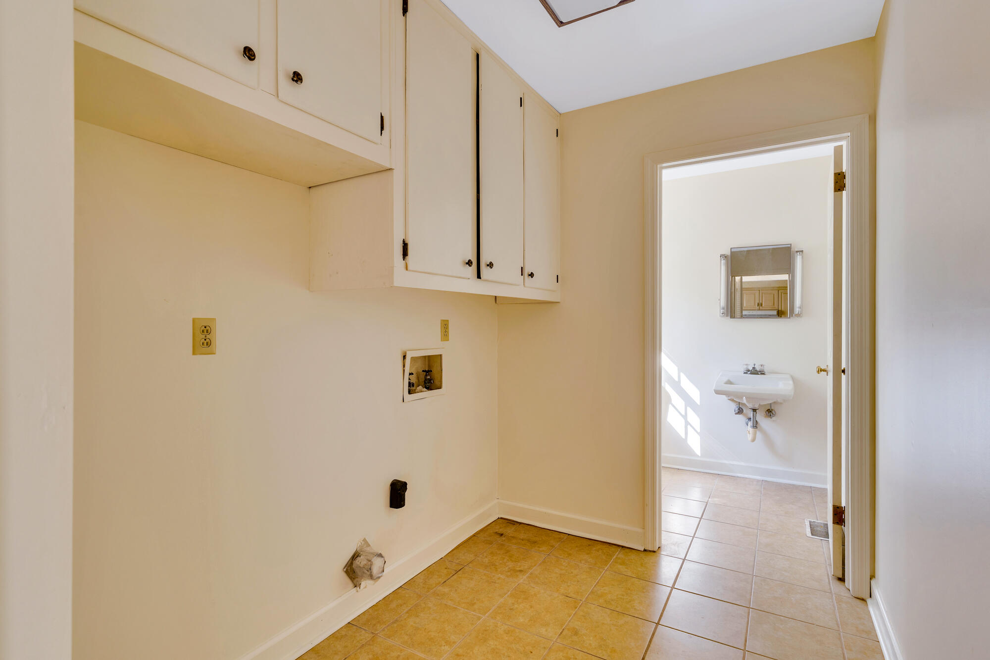 408 Fort Trace Road Lookout Mountain, GA 30750 - Photo 15 of 68 Laundry Room
