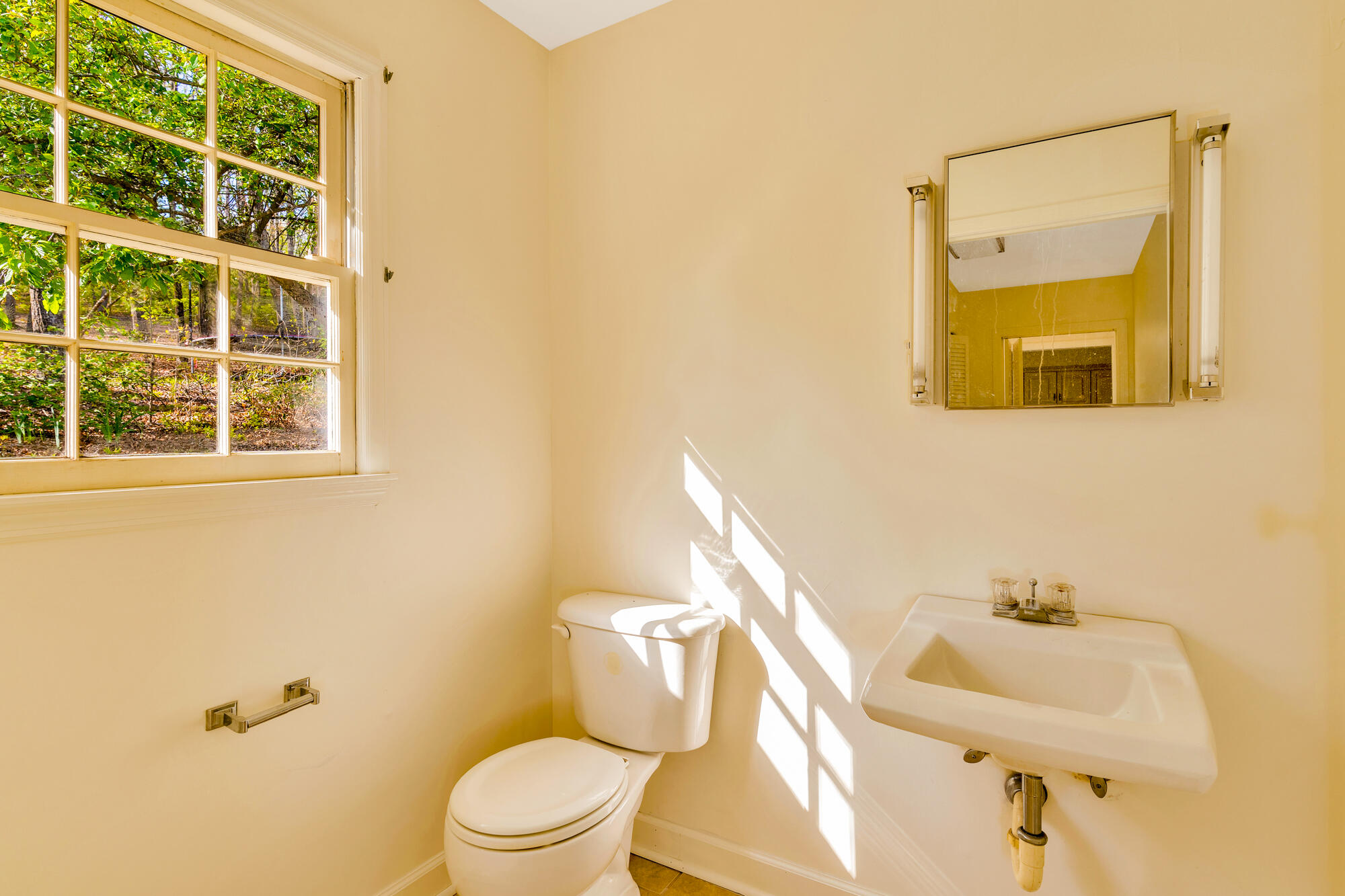 408 Fort Trace Road Lookout Mountain, GA 30750 - Photo 16 of 68 Half Bathroom