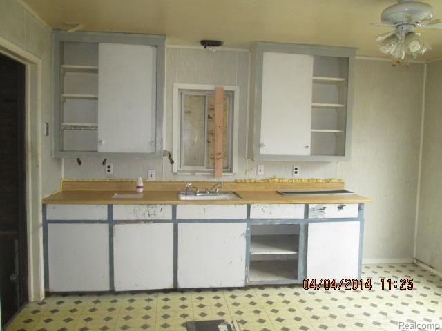 20832 Ridgemont Road Harper Woods, MI 48225 - Photo 7 of 13 IMG_4888.jpg