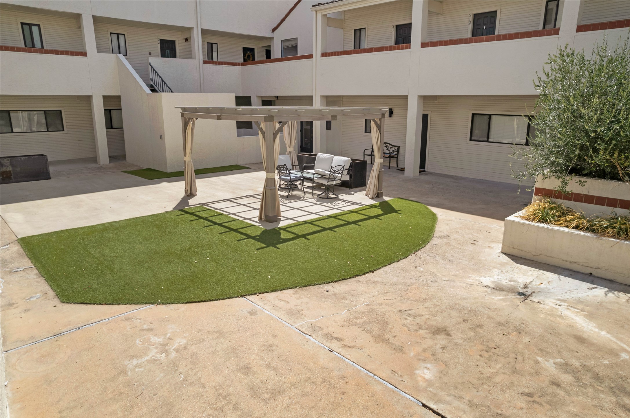 2605 Enfield Road, Unit 221 Austin, TX 78703 - Photo 27 of 30 Sitting area in the courtyard.