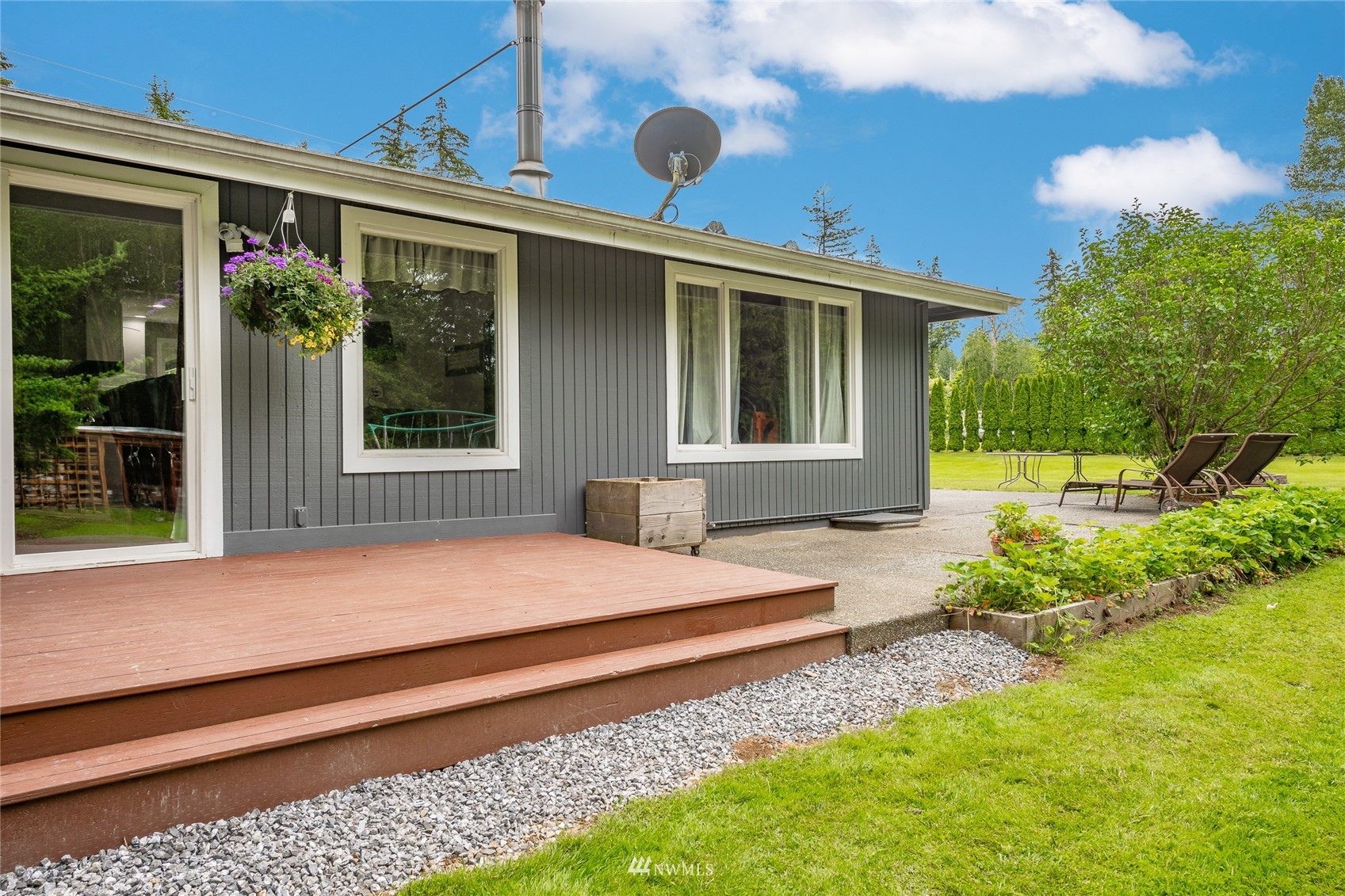 5577 E Road Bellingham, WA 98226 - Photo 26 of 40 a front view of a house with garden