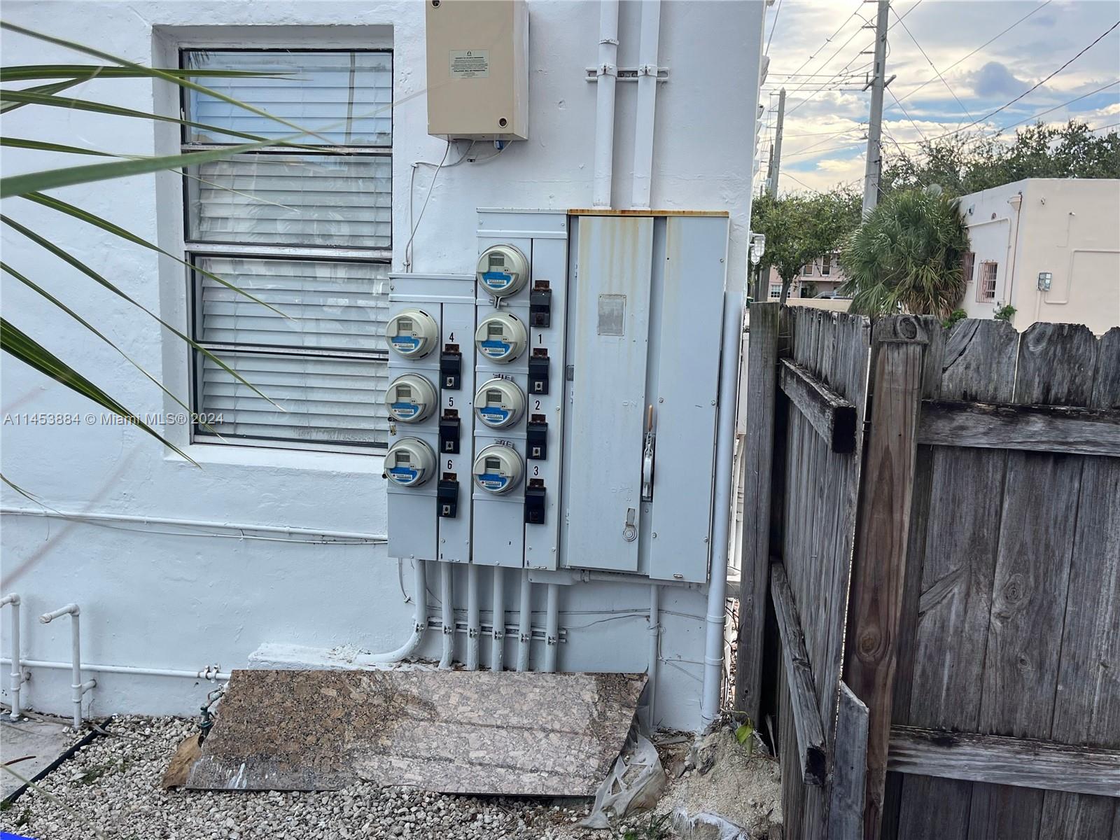 6955 Rue Vendome Miami Beach, FL 33141 - Photo 29 of 43 a view of entryway and hall