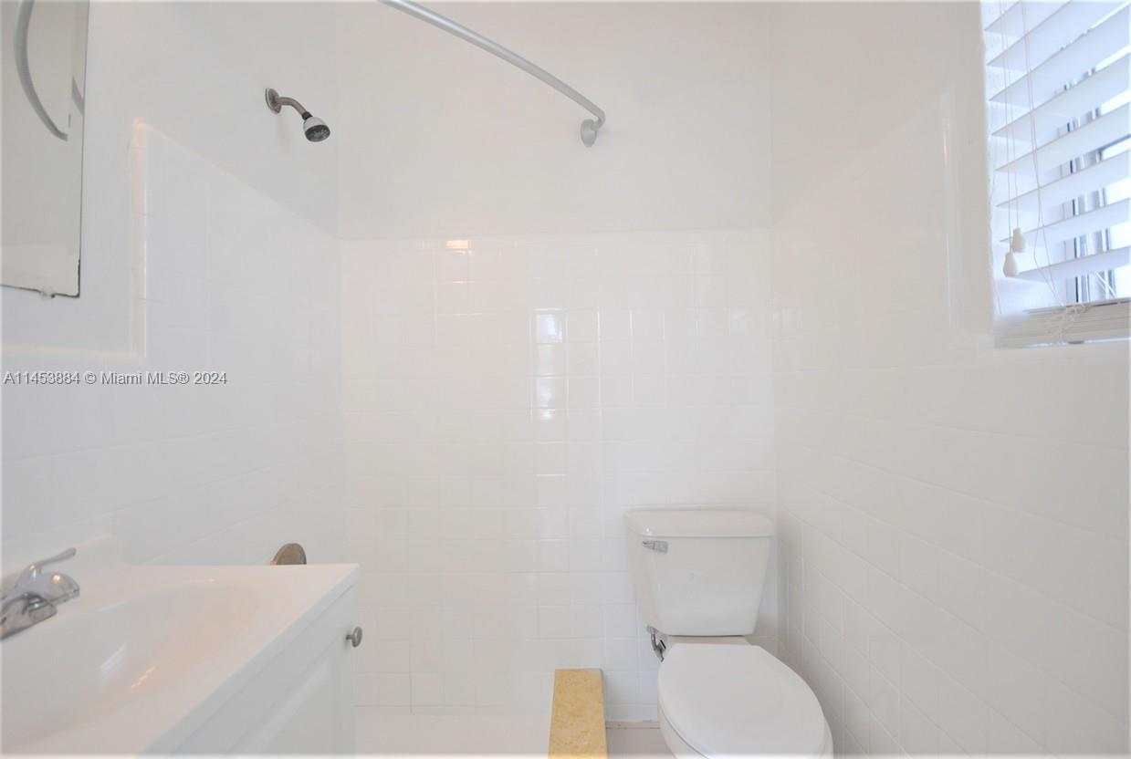 6955 Rue Vendome Miami Beach, FL 33141 - Photo 31 of 43 a bathroom with a toilet and a bathtub