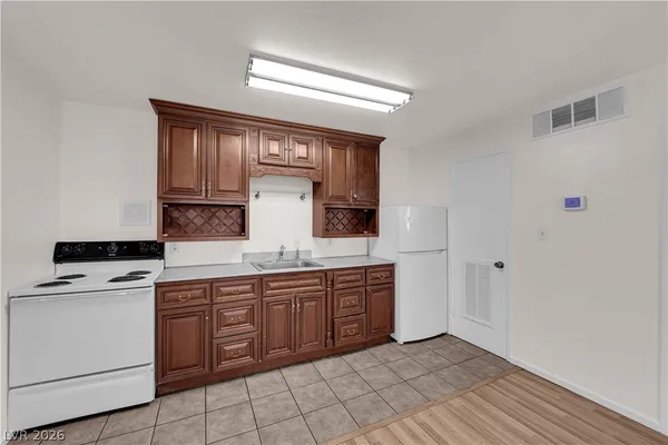 $900 | 3726 Hazelwood Street, Unit 24, Las Vegas, NV 89119
