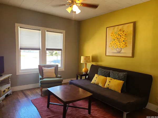 $1,295 | 326 East French Place, San Antonio, TX 78212