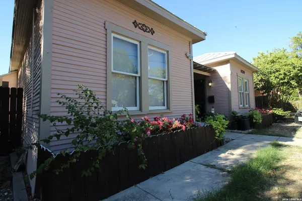 $1,295 | 326 East French Place, San Antonio, TX 78212