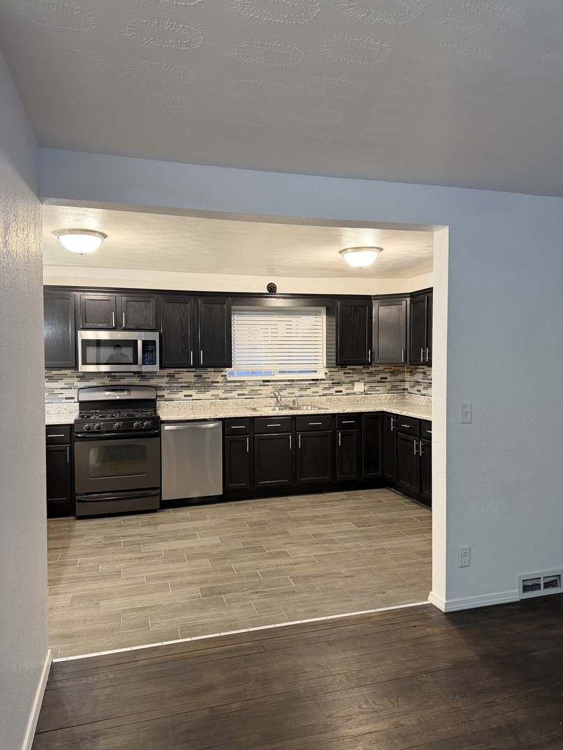 2003 Nebraska Road Rockford, IL 61108 - Photo 8 of 32