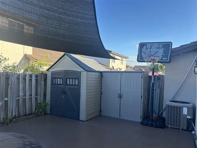 a view of a entrance gate of the house
