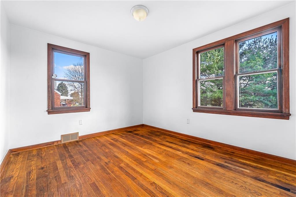 957 Lessing Street Pittsburgh, PA 15220 - Photo 8 of 25 Gallery Image 8