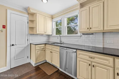$750,000 | 125 Oaklawn Avenue, Stamford, CT 06905