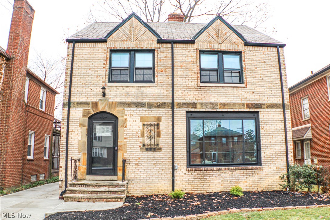2436 Saybrook Road Cleveland, OH 44118 - Photo 2 of 32