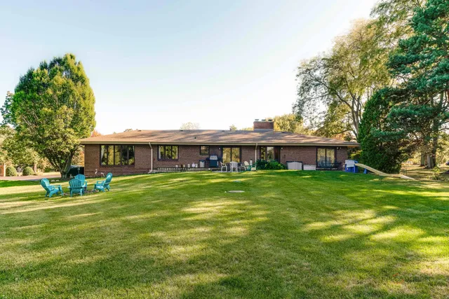 $699,900 | 5 Lagoon Drive, Hawthorn Woods, IL 60047