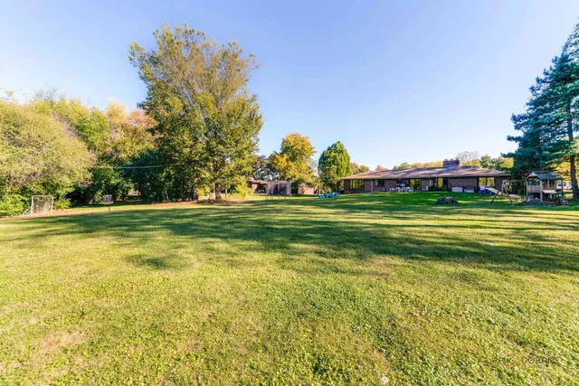 $699,900 | 5 Lagoon Drive, Hawthorn Woods, IL 60047