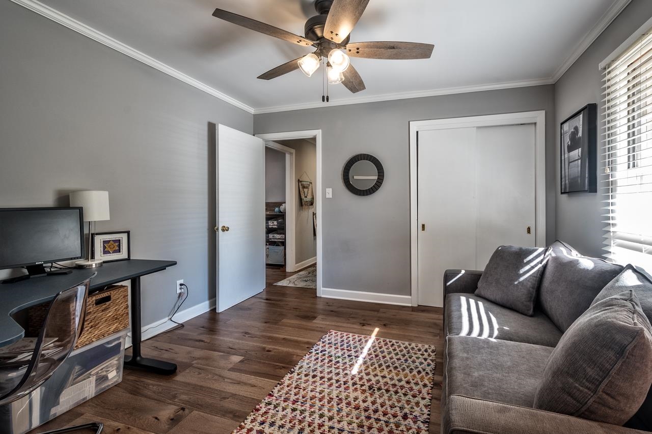 5135 Princeton Road Memphis, TN 38117 - Photo 12 of 24 a living room with furniture and a flat screen tv