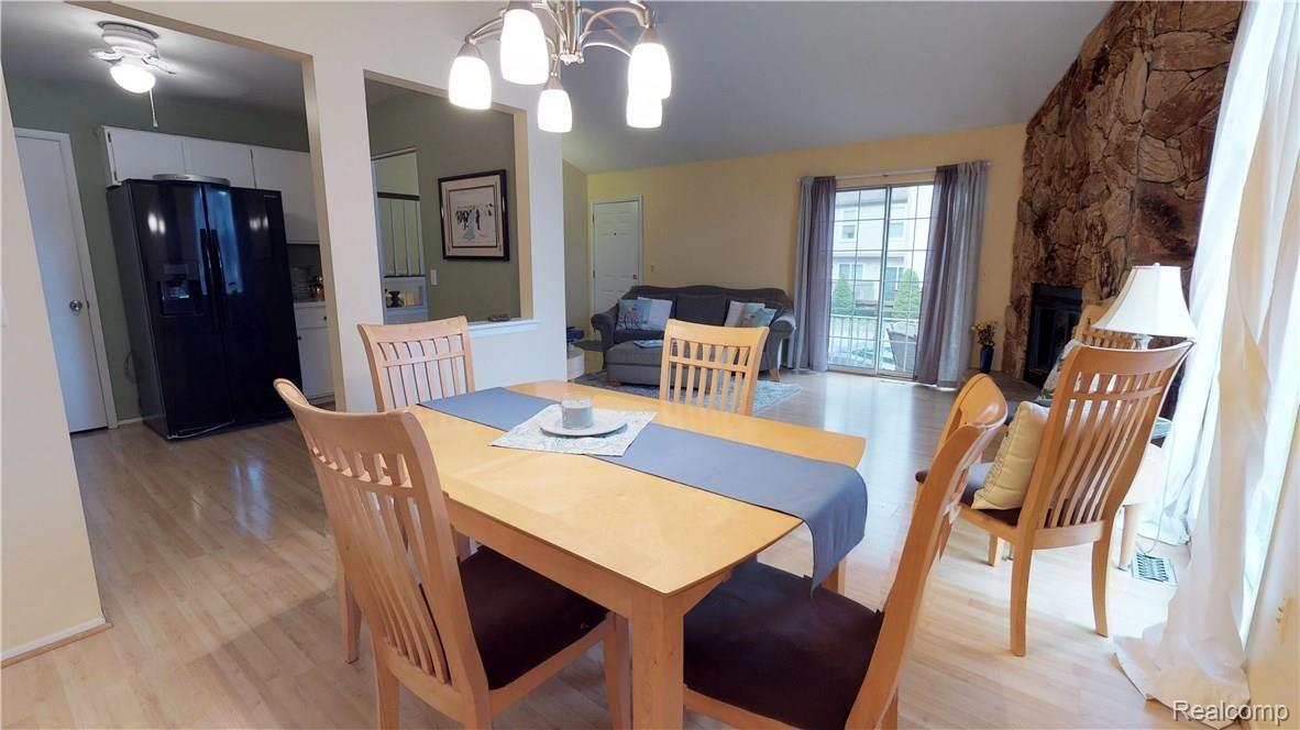 1310 Brook Lane, Unit 283 Rochester, MI 48306 - Photo 10 of 20 10 Breakfast Nook.jpg
