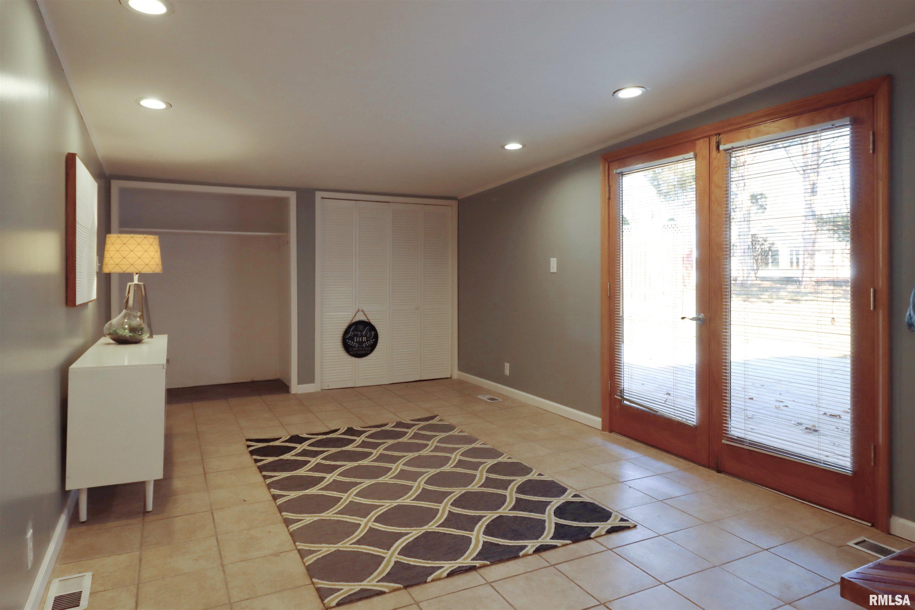 729 Ridgewood Drive Quincy, IL 62301 - Photo 22 of 34 Gallery Image 22