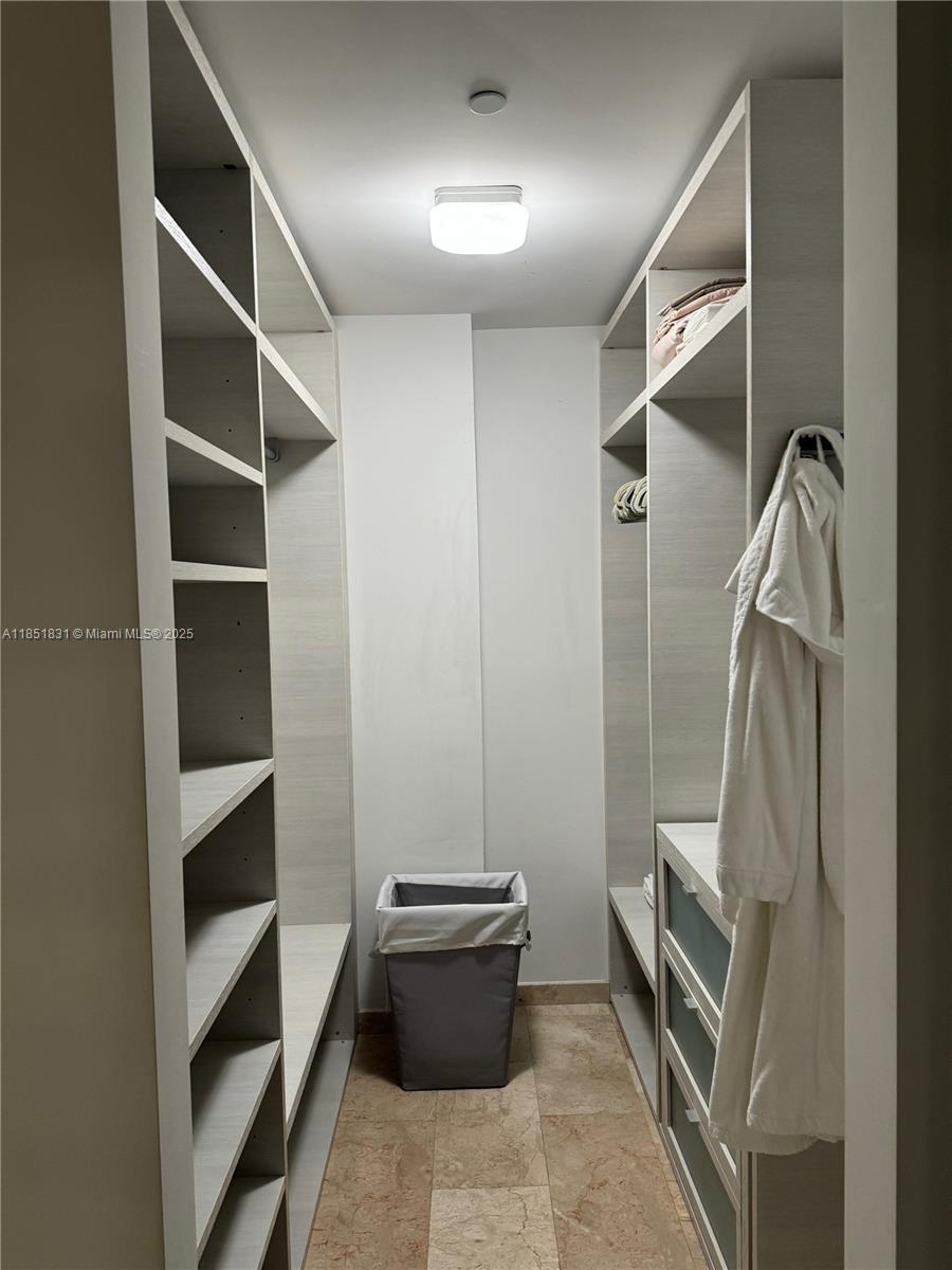 88 Southwest 7th Street, Unit 3007 Miami, FL 33130 - Photo 13 of 36 a walk in closet