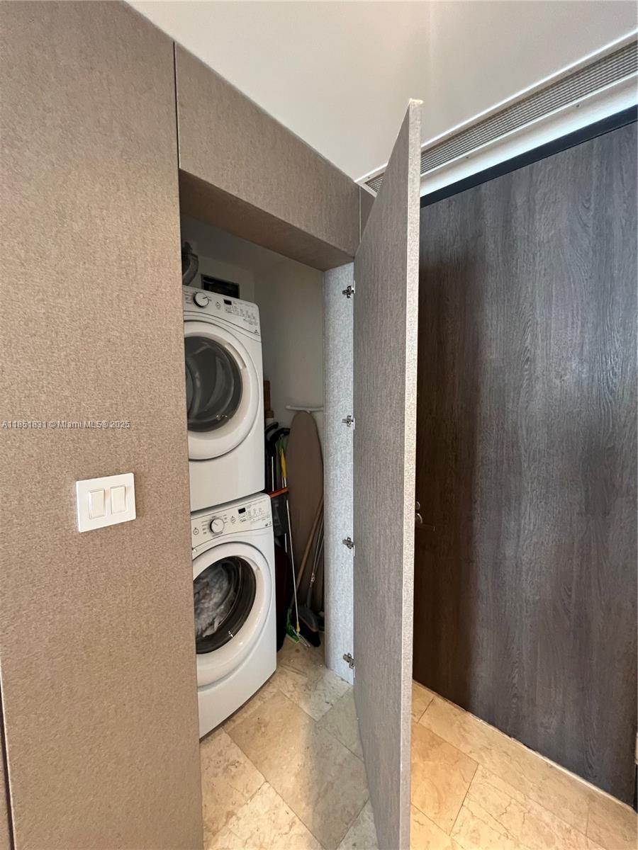 88 Southwest 7th Street, Unit 3007 Miami, FL 33130 - Photo 16 of 36 a utility room with dryer and washer