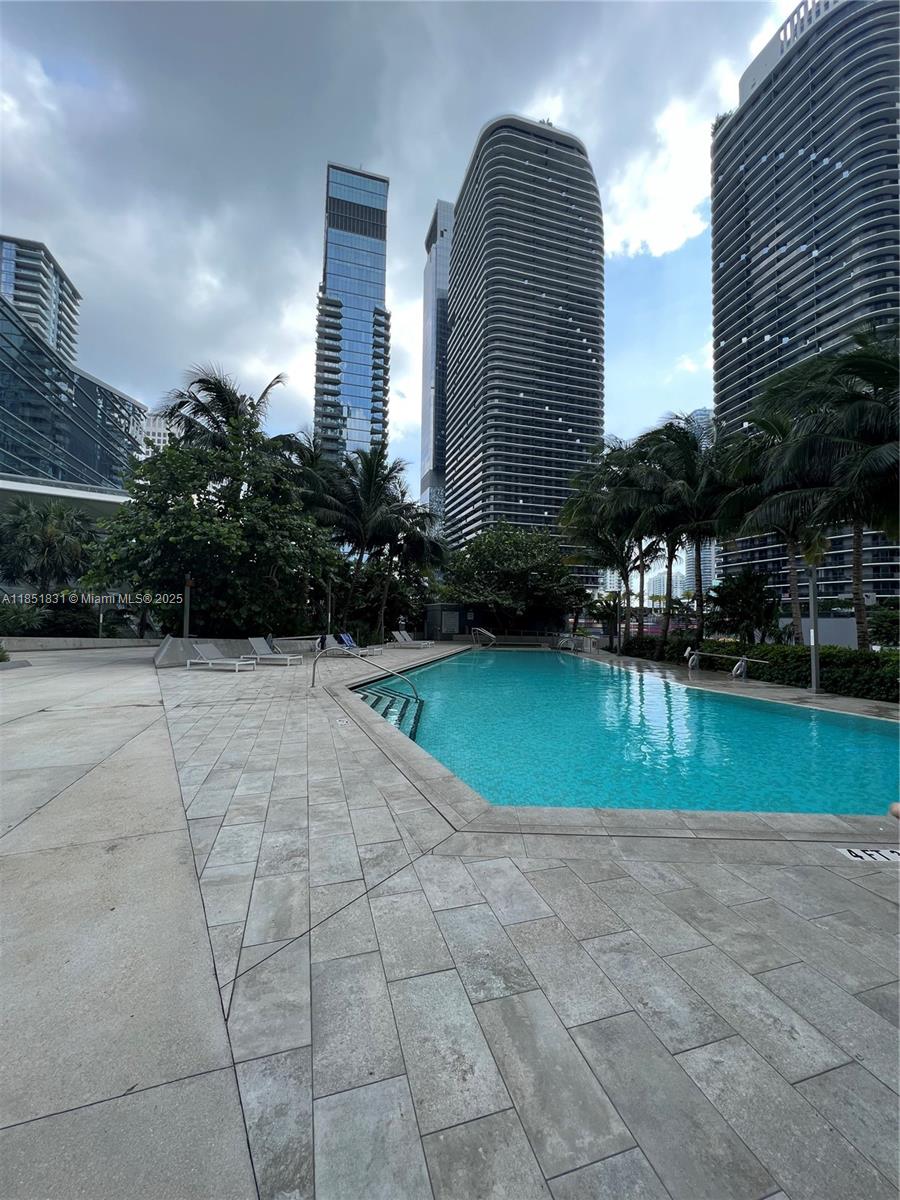 88 Southwest 7th Street, Unit 3007 Miami, FL 33130 - Photo 27 of 36 a view of backyard with plants and outdoor seating