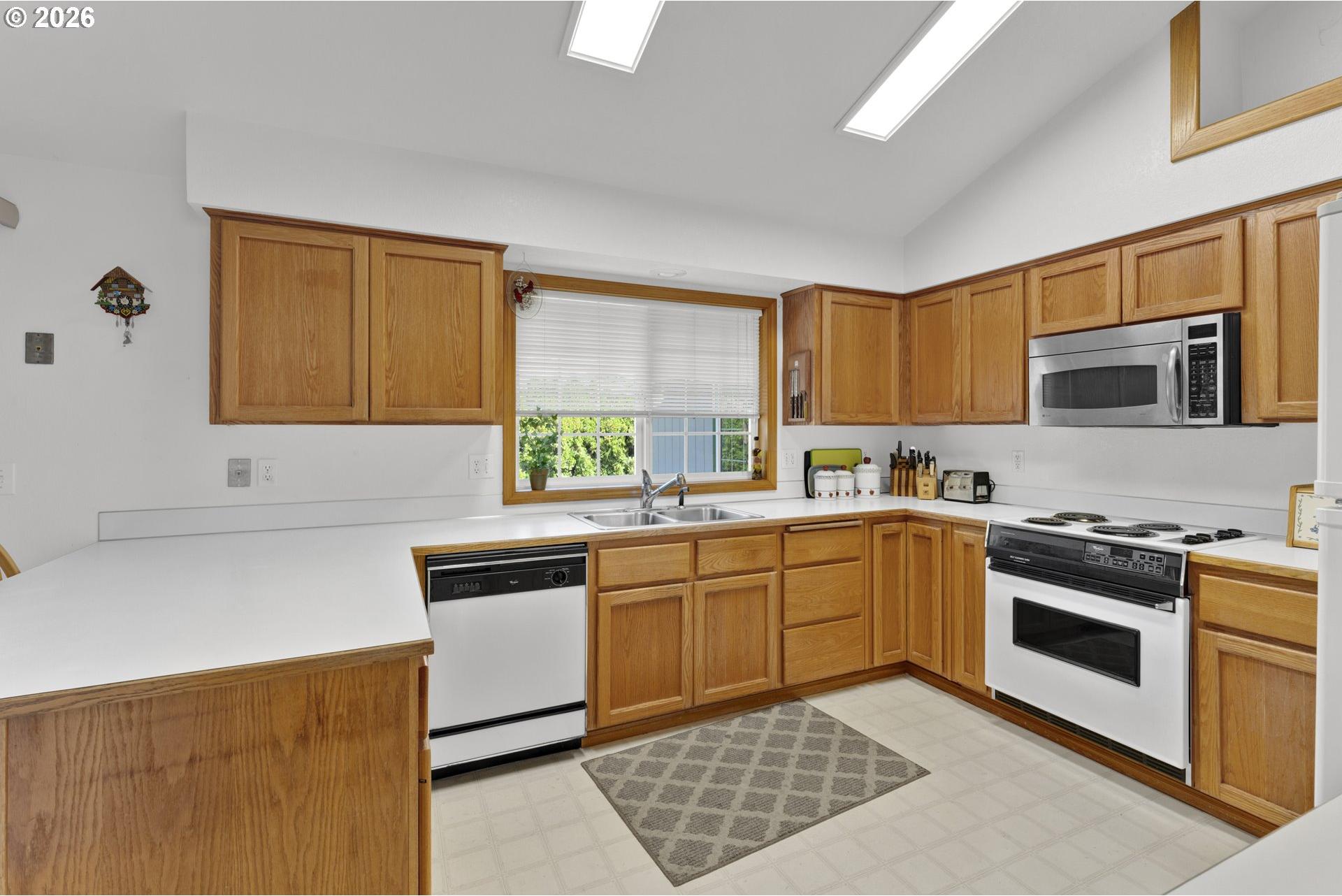 2362 Loch Drive Springfield, OR 97477 - Photo 10 of 32 Gallery Image 10