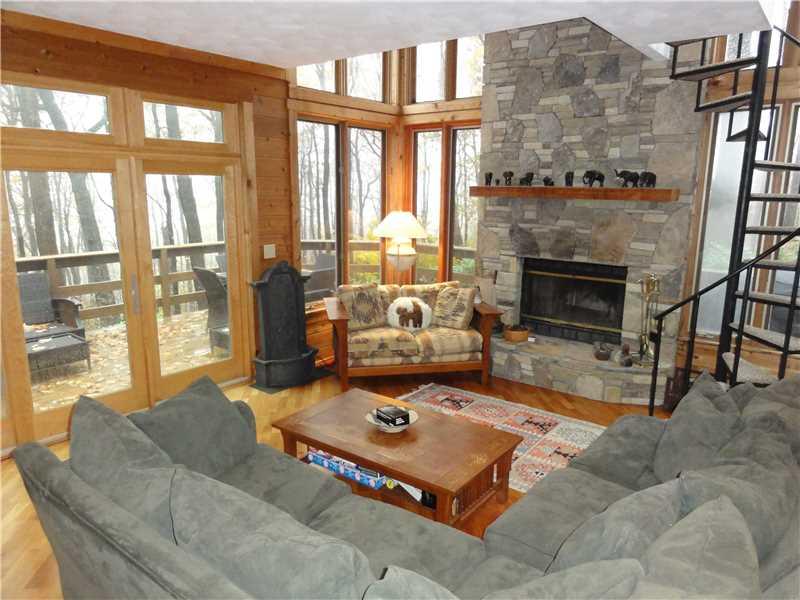 2301 South Ridge Drive Hidden Valley, PA 15502 - Photo 5 of 25 Living Room.