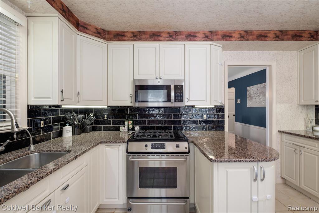 1585 Fairholme Road Grosse Pointe Woods, MI 48236 - Photo 11 of 28