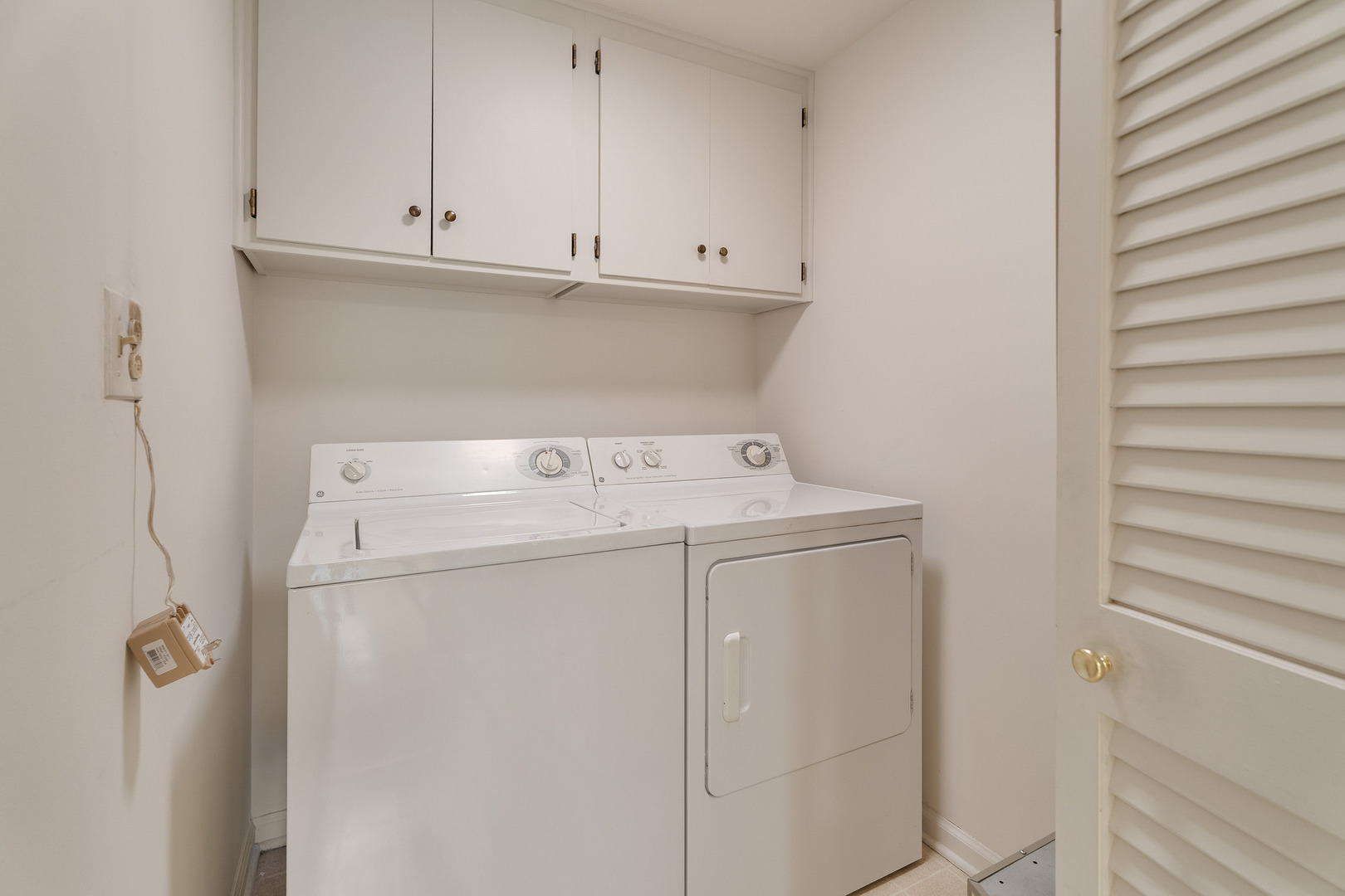 22 Park Lane, Unit 203 Park Ridge, IL 60068 - Photo 23 of 33 a utility room with dryer and washer