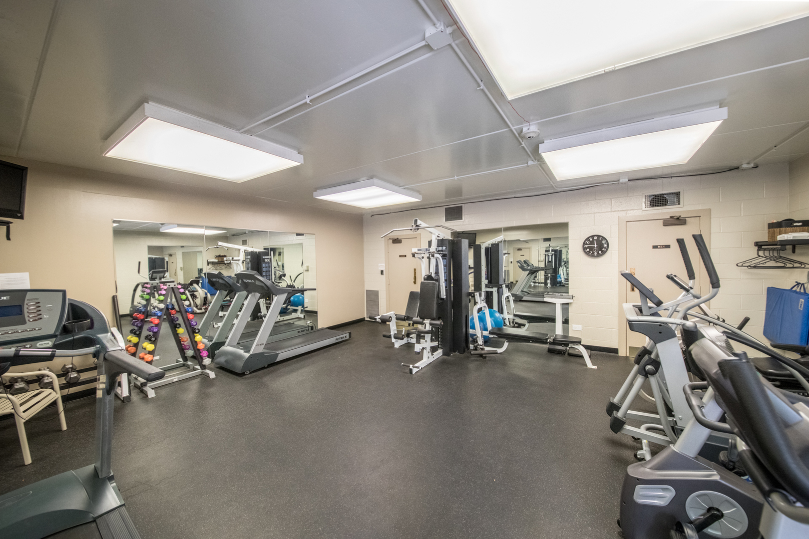 22 Park Lane, Unit 203 Park Ridge, IL 60068 - Photo 29 of 33 a view of a room with gym equipment
