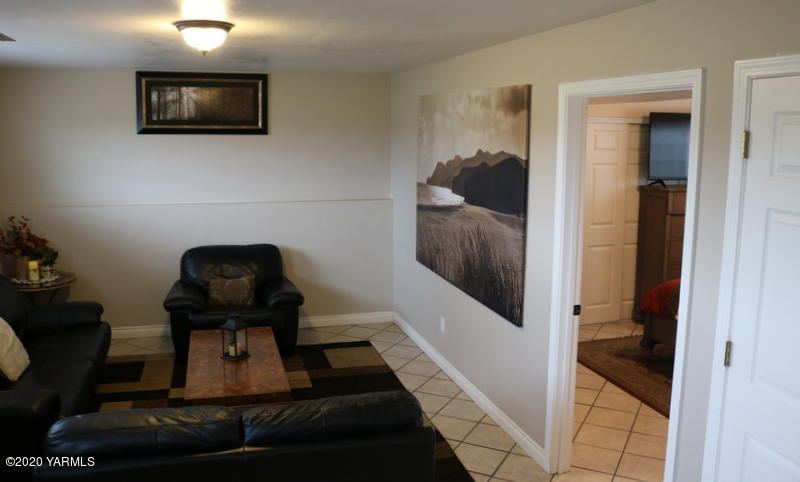 2491 Lateral 1 Road Wapato, WA 98951 - Photo 13 of 26 a living room with furniture and a mirror