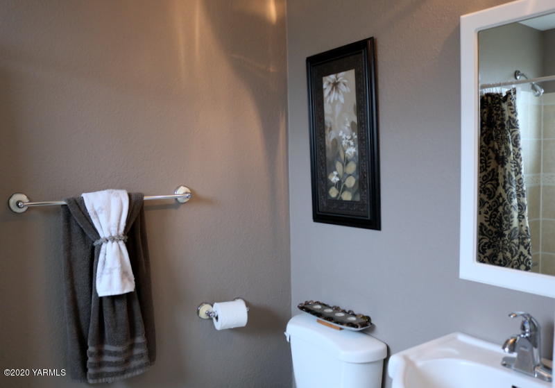 2491 Lateral 1 Road Wapato, WA 98951 - Photo 23 of 26 a bathroom with a toilet
